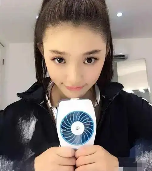 然而,只要有人浏览过林允儿的日常照片,就会发现……林允儿的手非常短