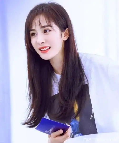 杨幂发型整合,离开刘海或露出额头都一样美