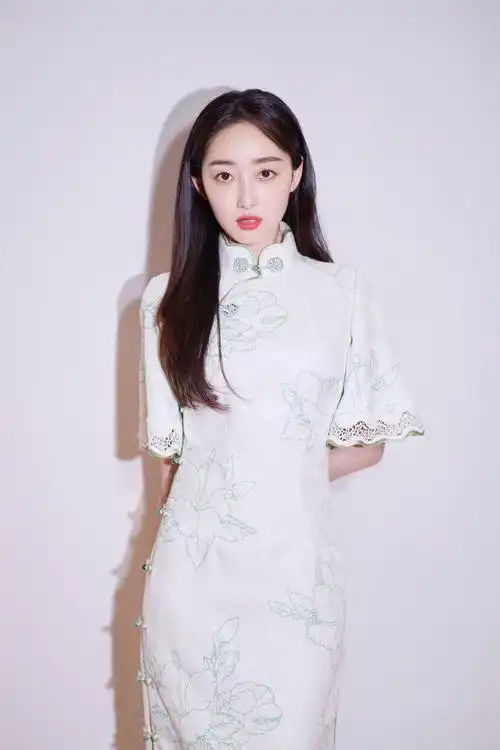 旗袍穿搭又来了,越看蒋梦婕look,越觉得娇俏灵动