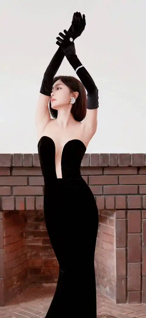 把秦岚美到尖叫的图发出来了,花衬衫花裤子身材妖娆,真会保养_发型