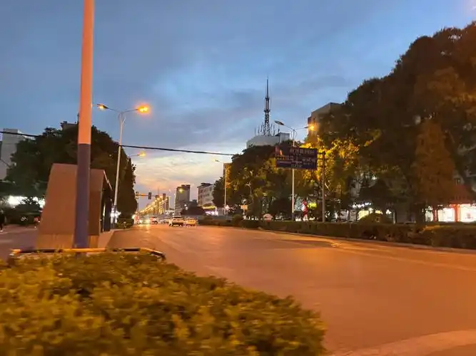 小县城夏天的晚上