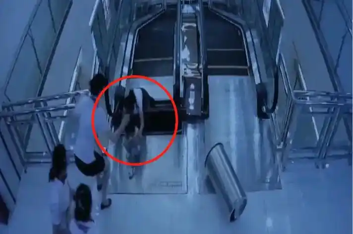 湖北电梯吃人事件女子卷入电梯身亡商场她自己踩错了