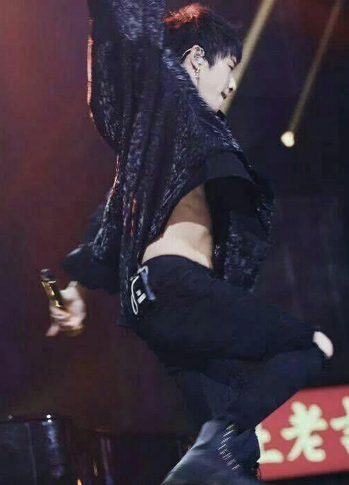 华晨宇倒立秀腹肌,关晓彤大饱眼福脱口二字,网友:你才23啊