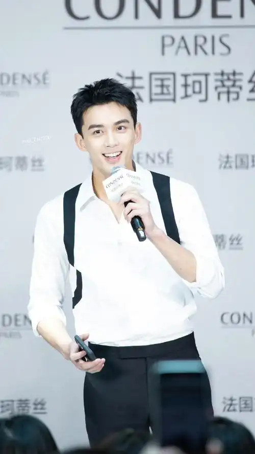 吴磊帅鲨了00干净白衬衫,利落短发…清爽养眼倚靠在展示柜上真的很