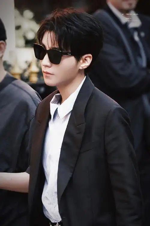 王俊凯巴黎时装周造型#王总好!西装,白衬衫,墨镜,太帅啦!