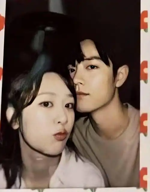 杨紫和张艺兴穿情侣睡衣录节目,曾亲密热聊_肖战_网友_张一山