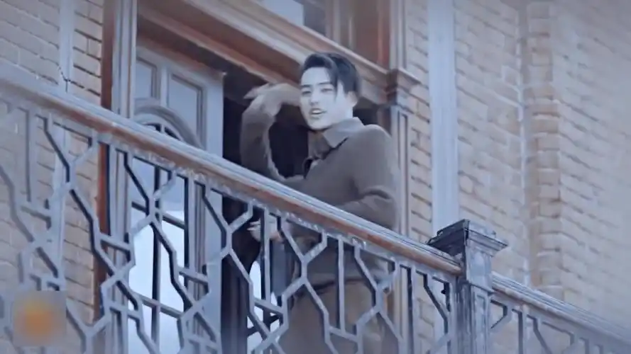 许凯生日营业嘟嘴比爱心 自侃:吓得我赶紧卖个萌