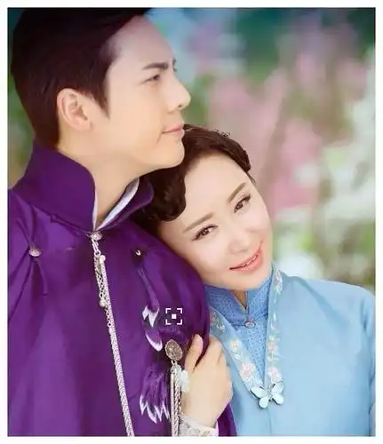 天鹅夫妇工作偶遇陈伟霆穿深v性感西装舒畅面色红润状态佳