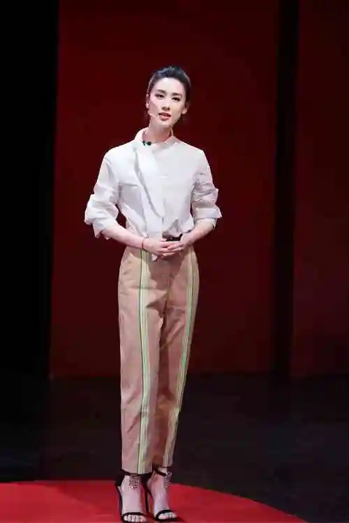 黄圣依五四演讲诠释奋斗被赞正能量的青年榜样