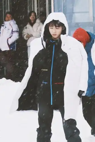 王俊凯雪天工作:敬业不是挂在嘴上说说而已