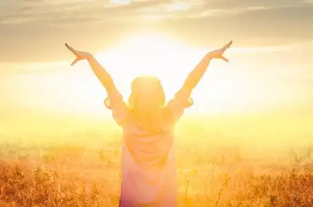 阳光下麦田里的快乐女孩照片