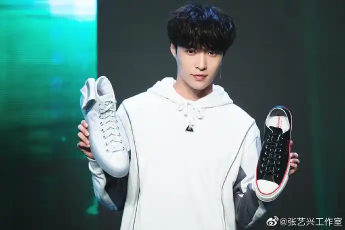 天天屠ck来看看匡威代言人张艺兴