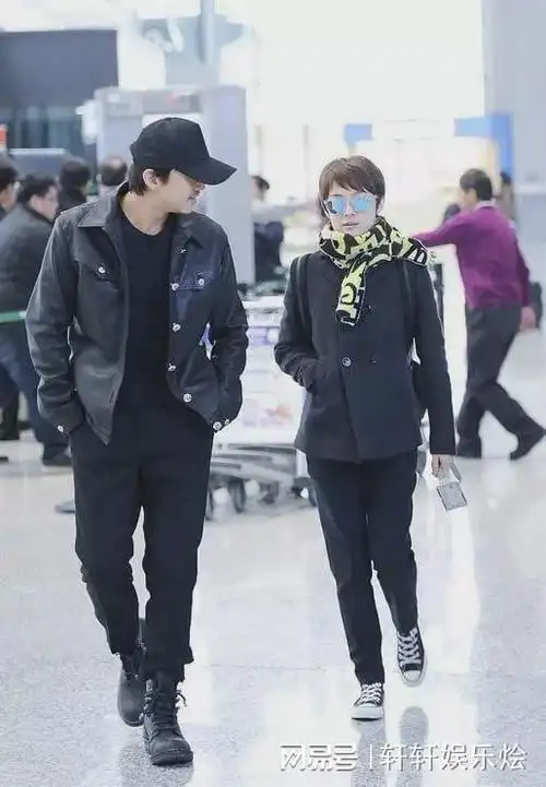 孙俪邓超穿情侣装走机场