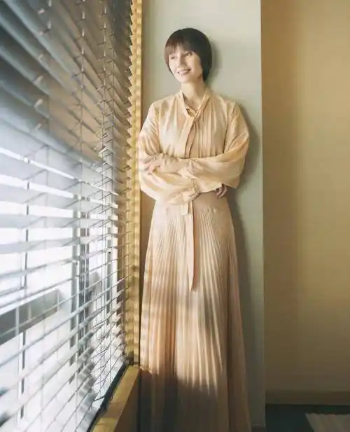 身穿黑色礼服的袁泉上台领奖.