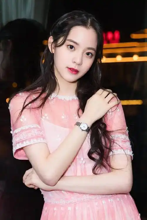 欧阳娜娜:从天才大提琴家到多栖巨星,她的故事激励着无数年轻人_挑战