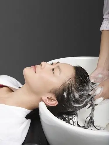 我感觉女生洗头确实很麻烦的,一是头发长不容易干,二是浪费洗发水