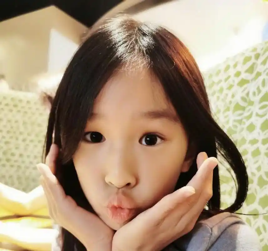 15日,张庭晒出了一段10岁女儿林家菱的一段视频,视频中林家菱正在啃