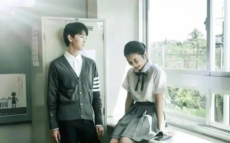 最近,王俊凯与张子枫合作的新电影《下一站台风》宣布签下意向约,引发