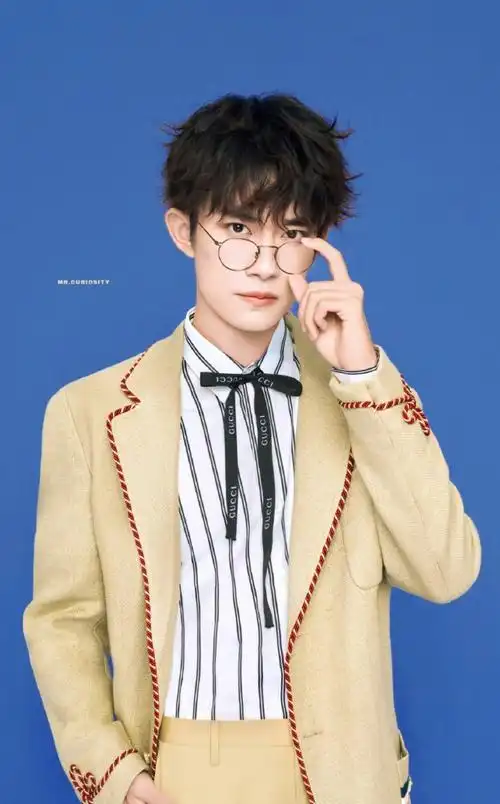 易烊千玺葭月廿二历胜景