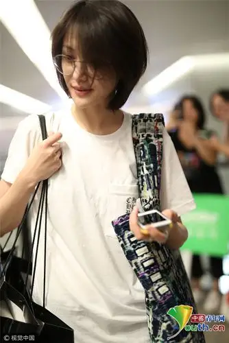 郑爽短发变帅气"小哥哥" 摸尖下巴与助理热聊