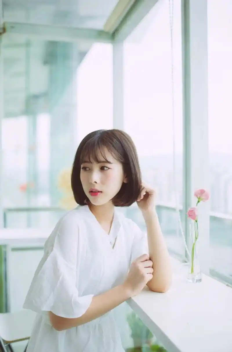 白皙温和短发美女文艺范写真图片