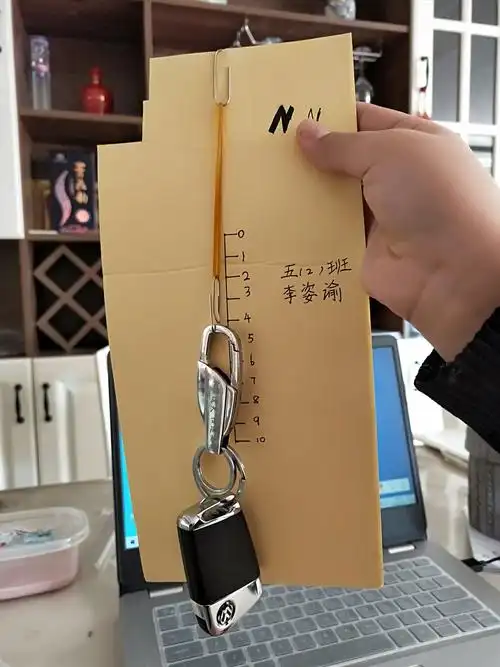 王军丽老师指导五年级学生自制测力计