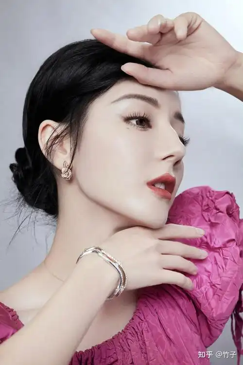 为什么说迪丽热巴真适合穿艳丽红裙? - 知乎