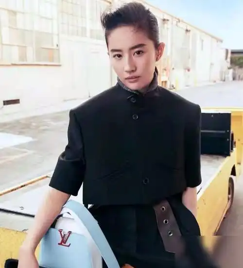 照片中的刘亦菲尝试了与以往不同的大背头造型,将头发都