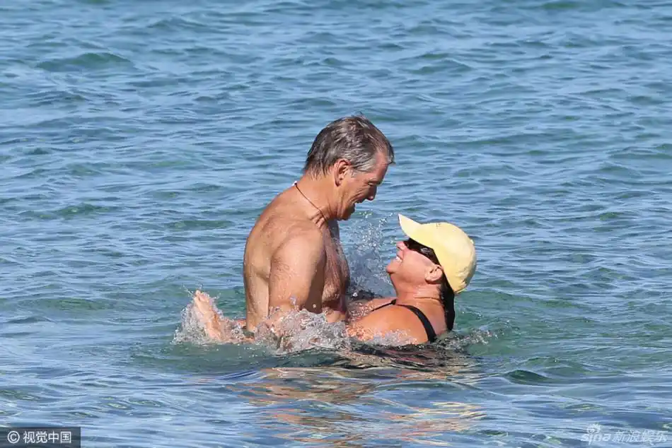 组图:前007与老婆鸳鸯戏水 肚腩突出臃肿发福_高清图集_新浪网