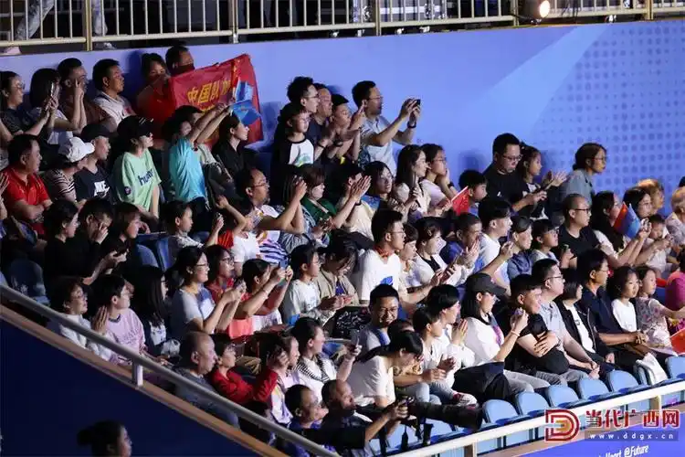 6看台上的观众为蒋惠花呐喊助威.记者张友豪摄