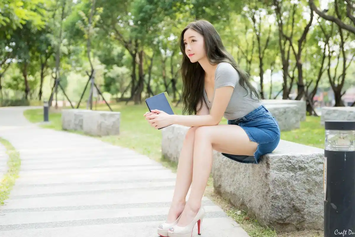 黑发美女,短裙,高跟鞋,壁纸-美女壁纸 - 壁纸之家