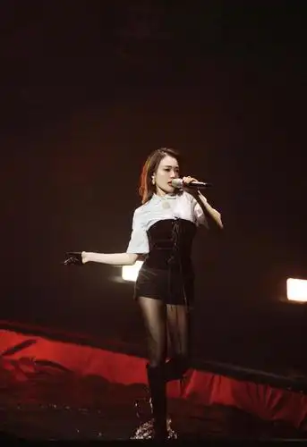 容祖儿胆真肥真空穿黑色连衣裙亮相潮流感爆棚美出新高度