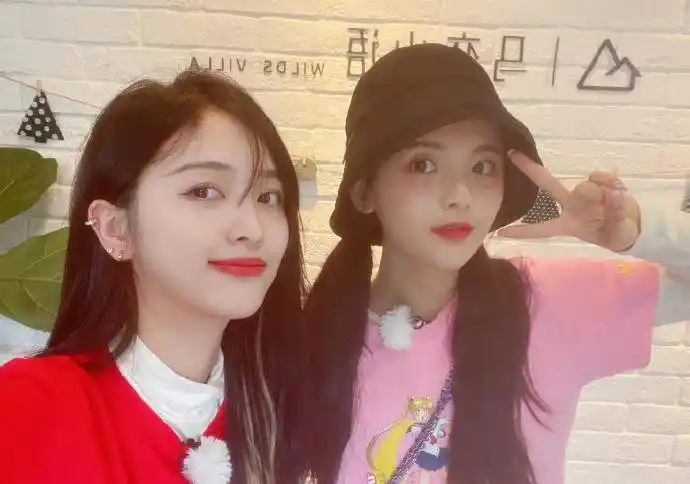 杨超越过生日,都在送生日祝福,我却注意吴宣仪发的图片_微博_傅菁