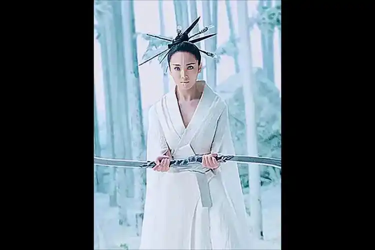 就因为他是半人半妖,所以同门认为坏事是他做的.导致他远离人类世界