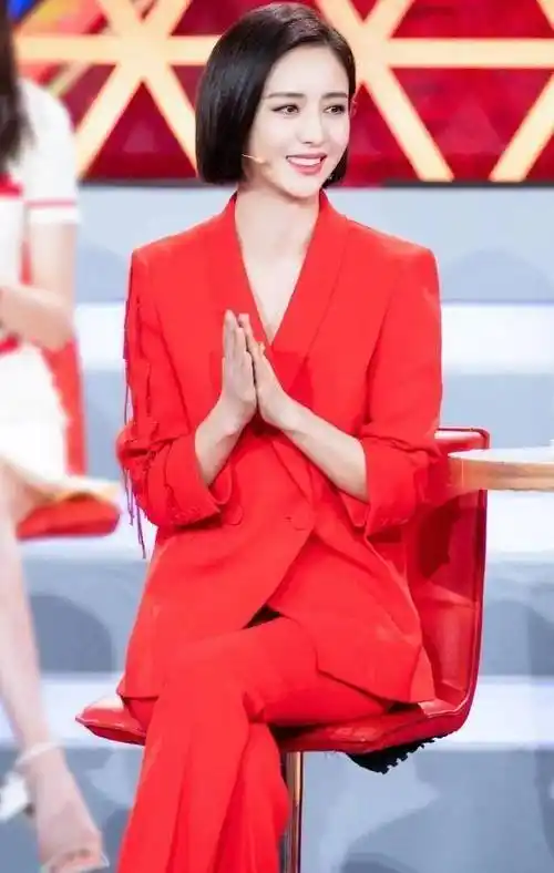38岁的佟丽娅美成仙女,红色西服配红色直筒裤,明媚大气又喜庆_西装