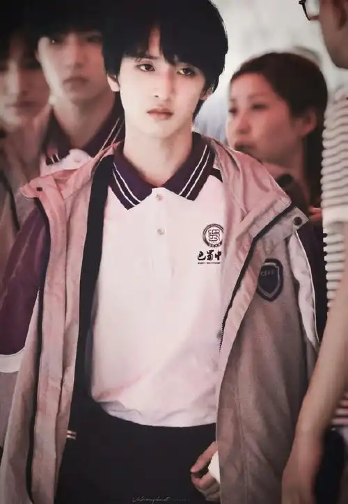 严浩翔巴蜀中学校服照合集96干净清爽的男高中生永远让人心动