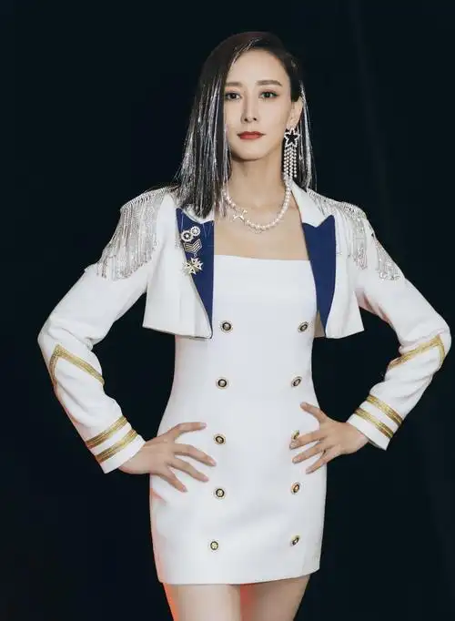 胡静是"胖"了?穿一袭黑色抹胸裙亮相贵妇范十足,比干瘦的好看_西装