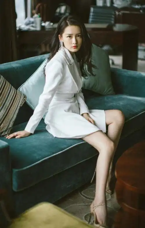 高颜值女神李沁再晒美照,一双美腿吸睛无数.没有架子接地气