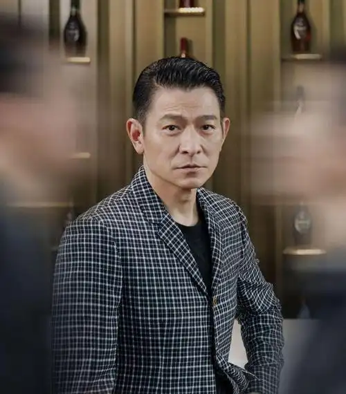 刘德华晒隔离期生活,素颜憔悴两鬓有白发,光脚跑步维持好身材|发型