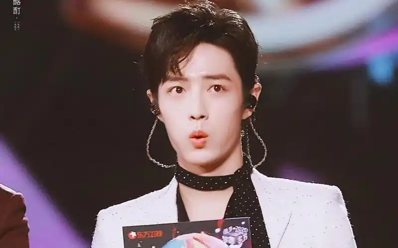 再来亿遍!肖战红毯走秀帅到飞起,回眸一笑超撩人