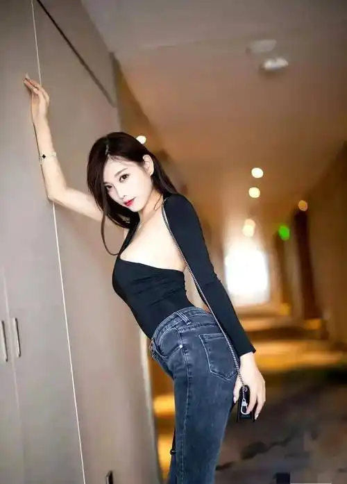 这些照片中,杨晨晨或站,或坐,或走,每一个动作都充满活力和自信.