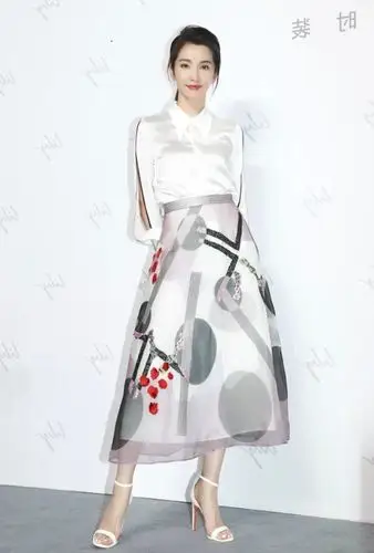 为何46岁的李冰冰仍风韵犹存看到她穿凉鞋露出的脚趾就懂了