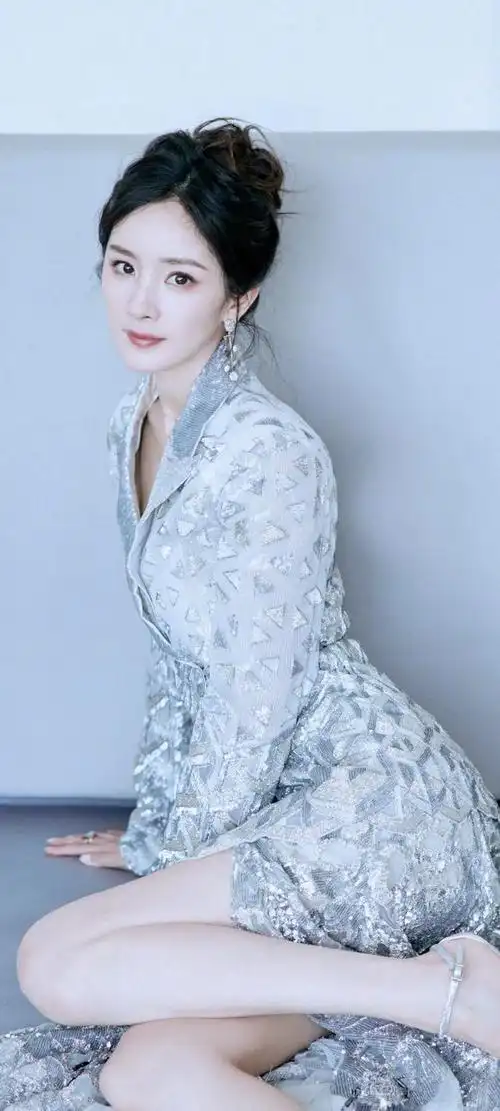 杨幂,一个闪耀在娱乐圈的璀璨明星,她的名字几乎成为了当代年轻人的