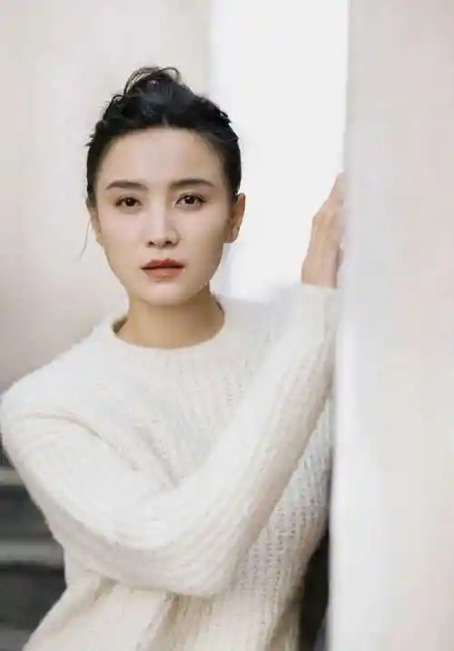 原创演员宋佳我没结婚不代表没伴侣婚姻不是女人唯一的归宿