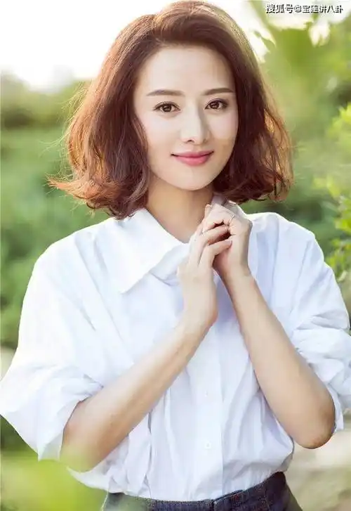 毕业于中央戏剧学院表演01级表演系本科,中国内地女演员