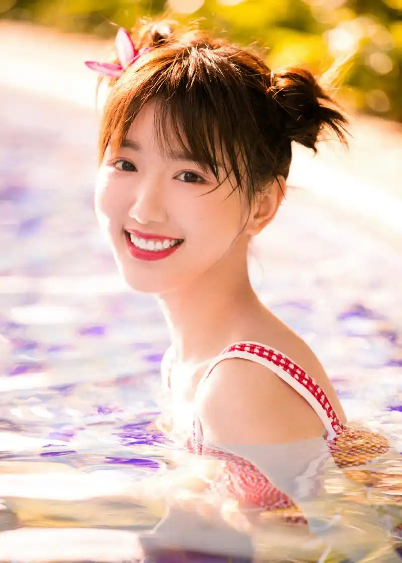 毛晓彤泳装 也太青春了 真阳光泳池美女 申请多来点[偷笑]