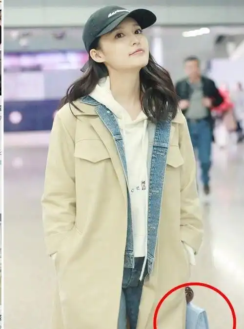 李沁"素颜"现身机场,看到她手挎的包包后,网友:家里有矿