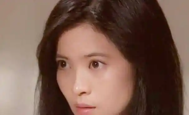 蓝洁瑛墓碑凌乱不堪,祭拜者点蜡烛和烧香,碑文被熏得不成样子!