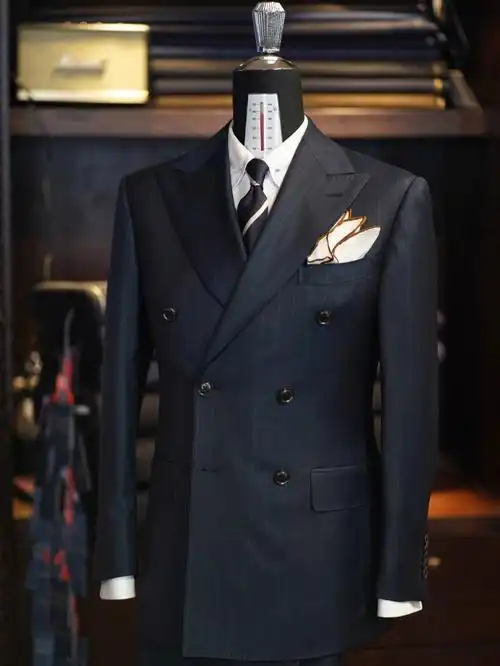顶级的面料织出的面料,光泽度极好,黯黯泛光的面料衬托出西服的高级