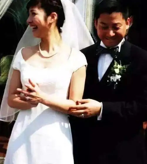 著名主持人吉雪萍嫁富豪老公幸福美满一女一儿凑成了一个好字